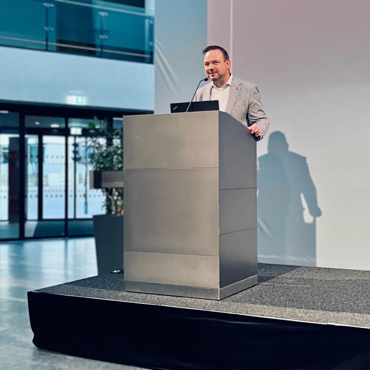 Stephan Schwendele als Speaker auf der Bühne